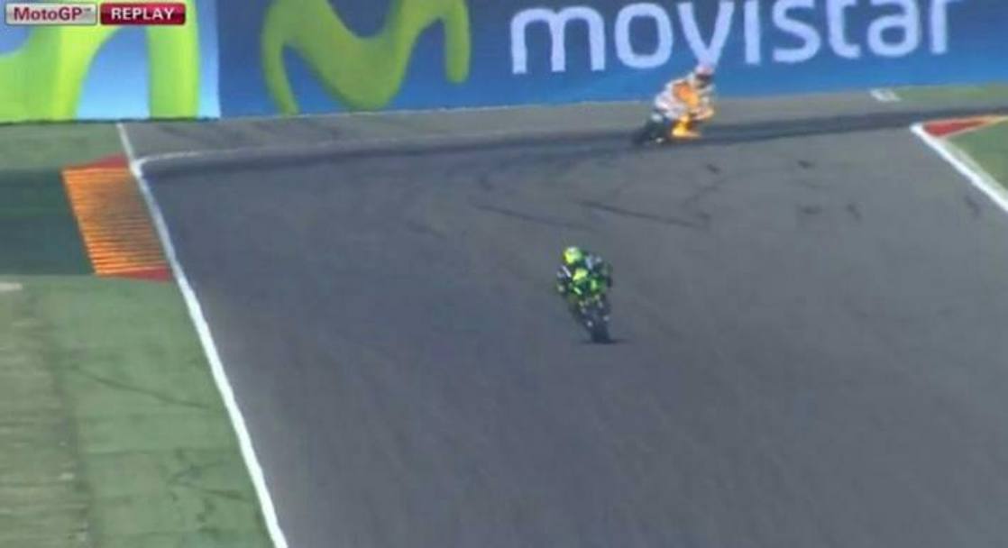Brutta avventura per Hector Barbera nel corso delle prime prove libere della MotoGP per il GP d&#39;Aragona: la sua Ducati ha perso del carburante  e immediatamente preso fuoco